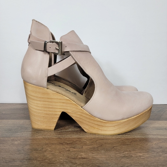 🆕️Free People Blush Antique Leather Cedar Clog